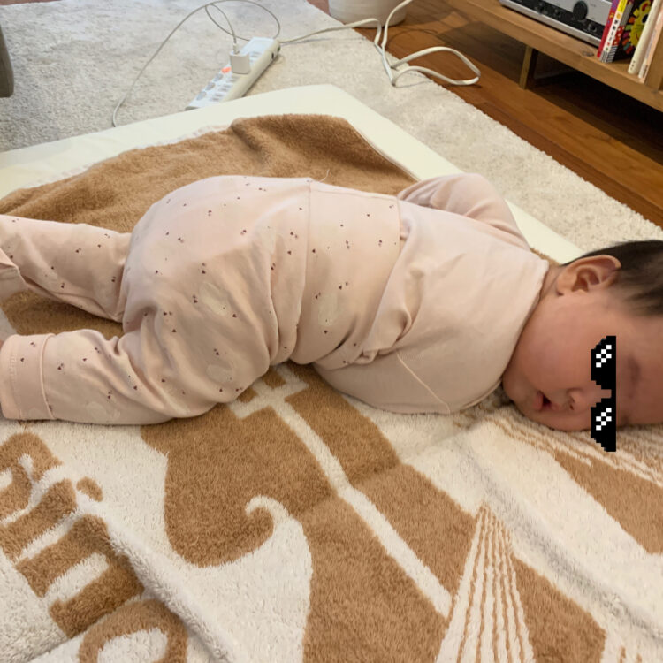 生後5ヶ月、娘の変な体勢。